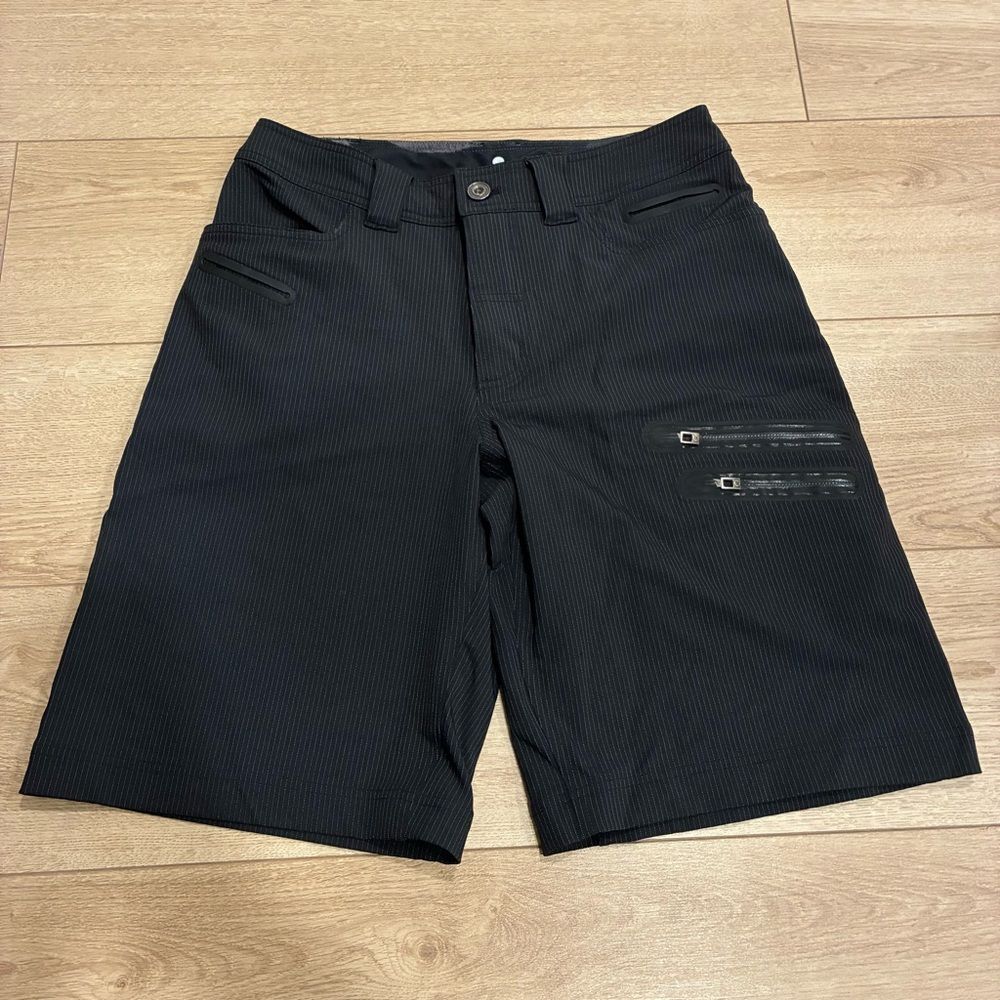 Lululemon Men’s Cadence Shorts Black Pinstripe Zipper Grunge Size 32